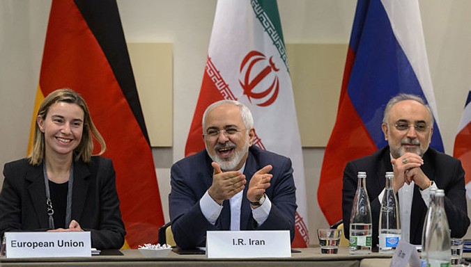 Ngoại trưởng Iran Mohammad Javad Zarif (giữa) trong cuộc họp với lãnh đạo IAEA Ali Akbar Salehi (phải) và người đứng đầu chính sách đối ngoại EU bà Federica Mogherini. Ảnh: AFP.