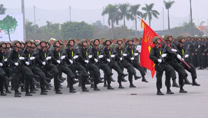 Lực lượng cảnh sát cơ động bảo vệ an toàn Đại hội Đảng.