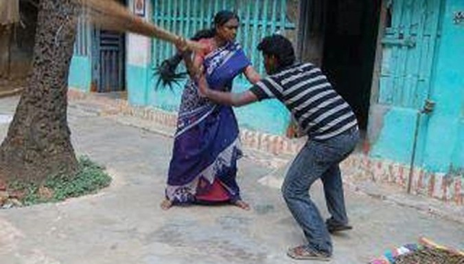 Một người vợ Ấn Độ dùng chổi đánh chồng. Ảnh minh họa: Reddit.