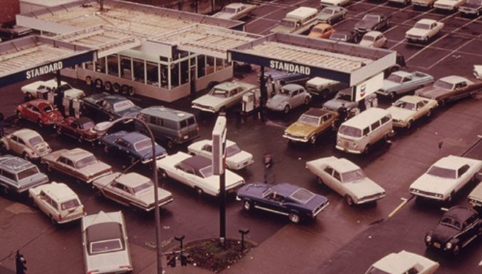 Hàng dài ô tô chờ được bơm nhiên liệu tại một trạm xăng ở Portland (Mỹ) năm 1973. Ảnh: EPA.