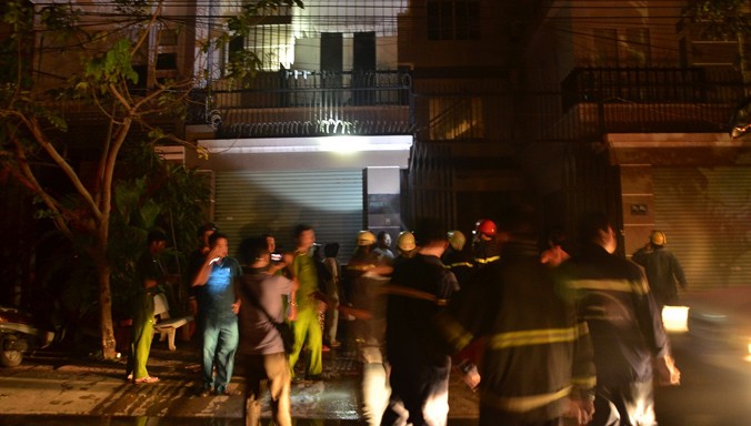 Cháy nhà vào nửa đêm, 3 người dìu nhau thoát vùng lửa khói