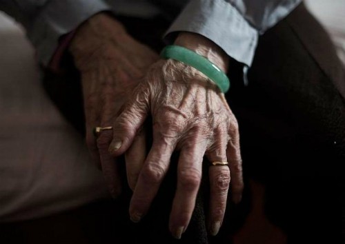 Đa số người già bị con trai lừa lấy tiền ở Singapore là các bà mẹ cao tuổi. Ảnh: AFP.