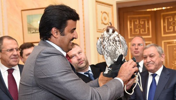 Quốc vương Qatar được tặng chim ưng. Ảnh: Daily Star.