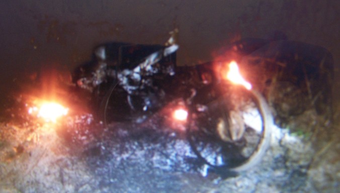 Chiếc xe máy bị đốt cháy rụi.