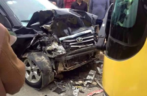 Tại hiện trường vụ tai nạn, chiếc xe du lịch nát đầu sau cú đâm trực diện.