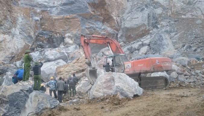 Một nhóm công nhân đang khai thác đá tại núi Hang Cá, thôn Đông Sơn, xã Yên Lâm, thì bất ngờ một khối đất đá phía trên đổ sụp xuống vùi lấp 8 lao động đang làm việc.
