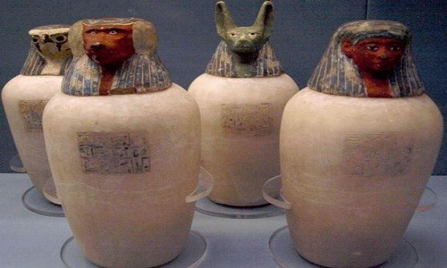 Những bình gốm tìm thấy trong hầm mộ DB320. Ảnh: Wikimedia Commons.