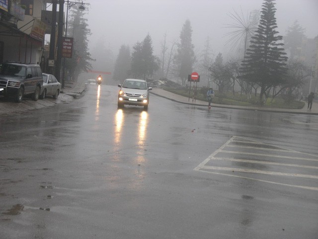 Thị trấn Sa Pa trời mưa rét, sương mù dày đặc.