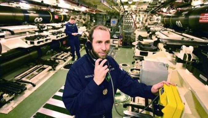Bên trong một tàu ngầm hạt nhân Anh.