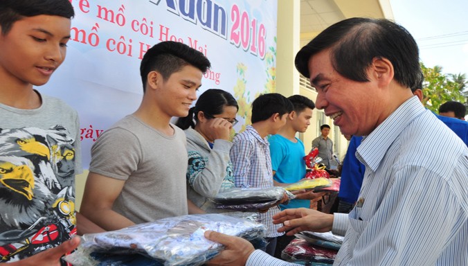 Nhà báo Võ Hồng Tuyến tặng quà cho trẻ.