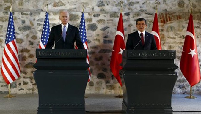 Phó tổng thống Mỹ Joe Biden (trái) và Thủ tướng Thổ Nhĩ Kỳ Ahmet Davutoglu hôm qua có mặt trong buổi họp báo diễn ra ở Istanbul. Ảnh: Reuters.