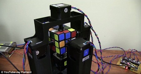 Robot có thiết kế với các trục để xoay khối rubik.