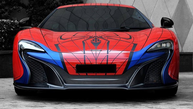 Hãng độ WrapStyle vừa trình làng hàng loạt mẫu siêu xe với dàn áo mới mang hình ảnh của các siêu anh hùng nổi tiếng. Trong ảnh: Chiếc McLaren 650S với bộ cánh của người nhện. 