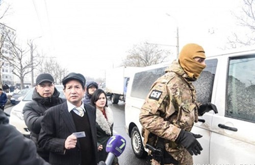 Lực lượng đặc nhiệm Ukraine tiến hành cuộc khám xét lớn tại Làng Sen. Ảnh: nguoivietukraine.