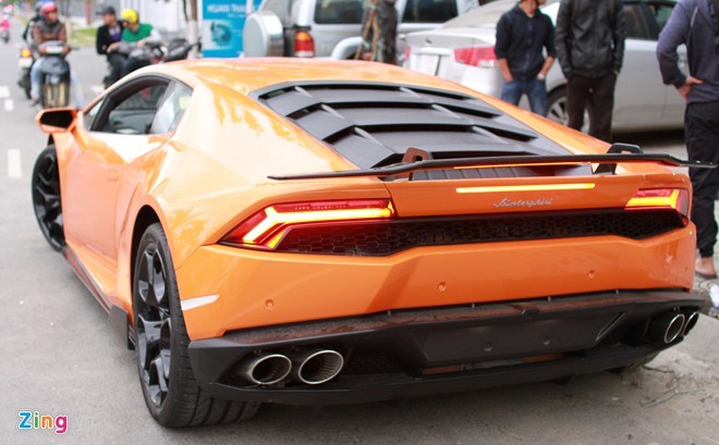 Chiếc Lamborghini Huracan màu cam thuộc sở hữu của một đại gia kinh doanh trong lĩnh vực đồ may mặc ở Đà Nẵng. Ngoài Huracan, người này còn sở hữu nhiều xe sang và siêu xe khác.