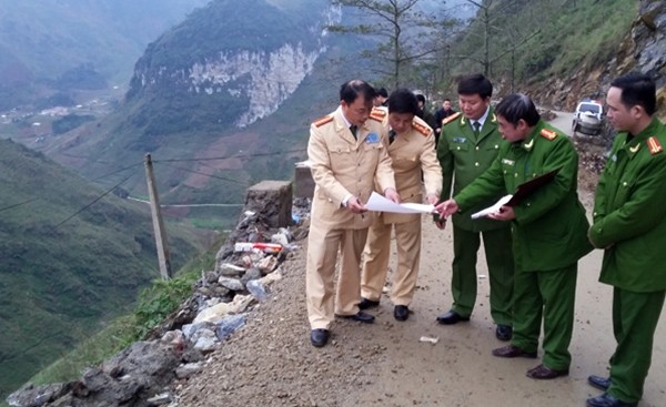 Lực lượng Công an tỉnh Hà Giang xem bản đồ hiện trường nơi xảy ra tai nạn. Ảnh: Công an Nhân dân