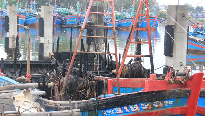 Tàu cá của ngư dân Quảng Ngãi bị lửa thiêu rụi.