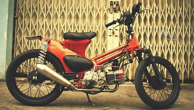 Huyền thoại Honda Super Cub đời cũ được một biker tại Việt Nam độ lại với phong cách Bobber đầy chất "bụi bặm" và cá tính.