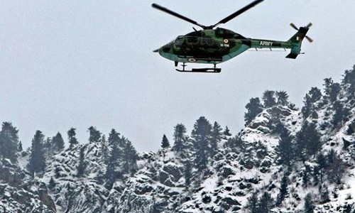 Trực thăng của không quân Ấn Độ được huy động tìm kiếm các binh lính mất tích. Ảnh: PTI.