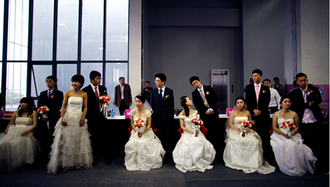 Đám cưới tập thể ở Thượng Hải, một phần của sự kiện cổ vũ người độc thân kết hôn. Thanh niên Trung Quốc thường gặp áp lực lớn từ gia đình buộc phải kết hôn, ổn định sự nghiệp đặc biệt trong dịp Tết. Ảnh: Reuters.