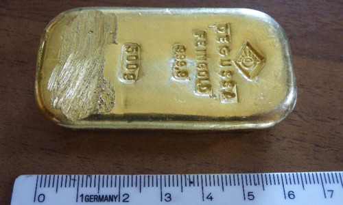Thanh vàng nặng 0,5 kg, trị giá khoảng 20.000 USD. Ảnh: AP.