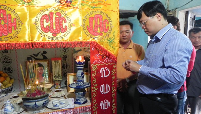 Anh Lê Quốc Phong, Bí thư Trung Ương Đoàn, Chủ tịch Hội Sinh viên Việt Nam gắn huy hiệu “Tuổi trẻ dũng cảm” lên bàn thờ của anh Bửu.
