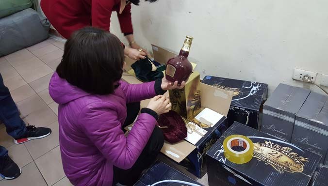 Hà Nội: Bắt giữ 16 thùng rượu Chivas 21 giả