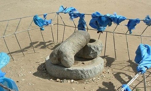 Dương vật đá Kharkarin ở gần tu viện Ardene Zuu, Mông Cổ. Ảnh: Handout.