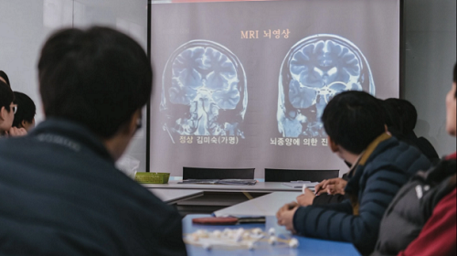 Học viên của trại xem một bộ phim tài liệu về tác động của stress, căng thẳng đối với não bộ. Ảnh: Washington Post.