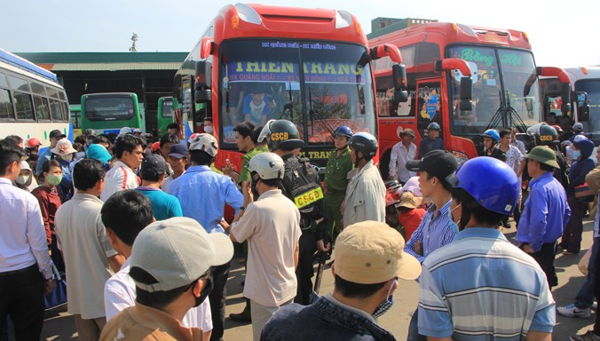 Chuyến xe khách Quảng Ngãi – TPHCM buộc phải nằm chờ tại bến suốt 3 giờ đồng hồ do tranh chấp giữa hai bên. Ảnh: Ngô Tùng.