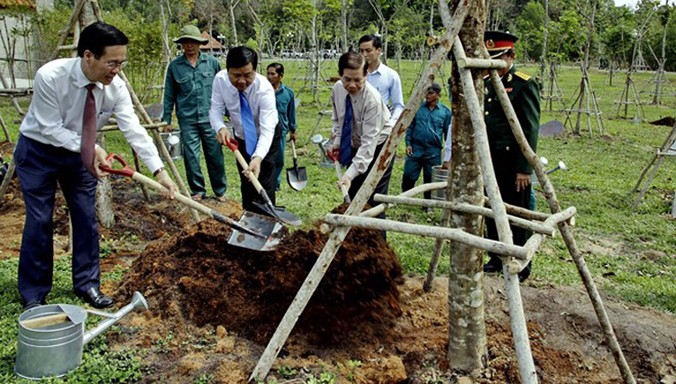 Bí thư thành ủy TPHCM – Đinh La Thăng (giữa) cùng các lãnh đạo trồng cây lưu niệm.
