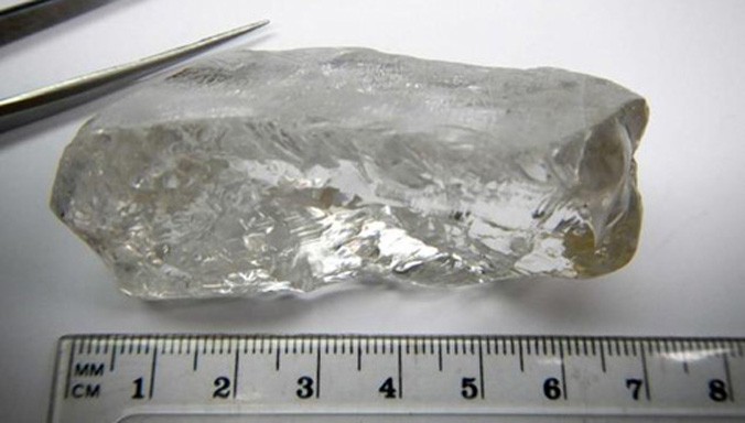 Khối kim cương màu trắng dài khoảng 7 cm. Ảnh: Lucapa.