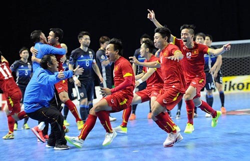 Cảm xúc vỡ hòa của futsal Việt Nam sau khi đánh bại Nhật Bản.