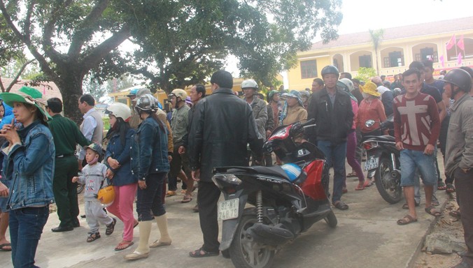 Sáng 18/2, hàng trăm người dân thôn Long Thạnh bỏ công việc, đồng loạt kéo lên UBND xã Tam Tiến để phản đối việc xây hồ chứa nước mặn.