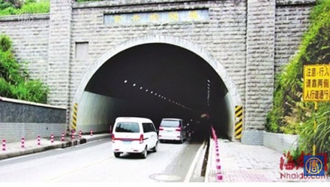 Đường hầm gây nhiều tranh cãi ở Quý Châu, Trung Quốc.