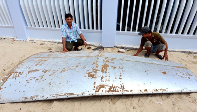 Vật thể lạ nghi mảnh vỡ của máy bay được người dân phát hiện trên biển. Ảnh: Ngọc Minh/VnExpress