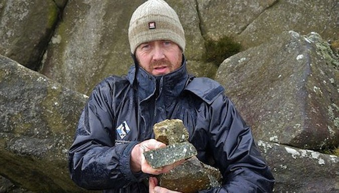 Phil Bennett thông báo về việc đá xanh Stonhenge đang biến mất “ở mức báo động.” Ảnh: Wales News Service.