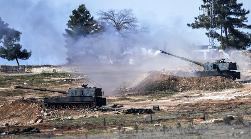 Pháo binh Thổ Nhĩ Kỳ tại thị trấn miền nam Kilis nã đạn sang lãnh thổ Syria hôm 16/2. Ảnh: AFP.