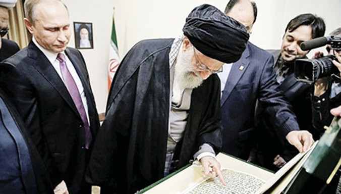 Lãnh tụ tối cao Iran Ayatollah Ali Khamenei xem cuốn kinh Koran cổ do Tổng thống Nga V.Putin tặng.