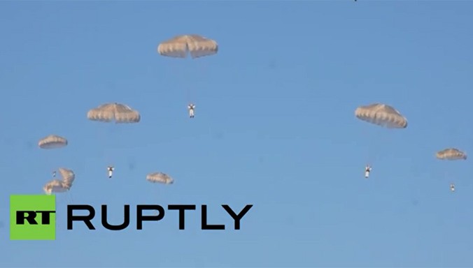 Mục kích lực lượng nhảy dù Nga tập trận phô diễn sức mạnh