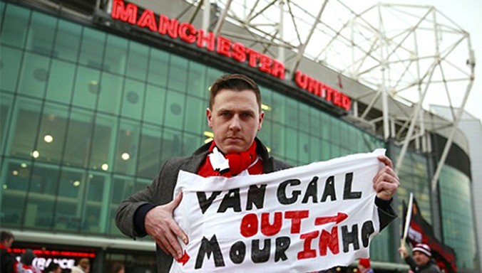 CĐV Man Utd ngày càng mất thiện cảm với Van Gaal và muốn ông này ra đi, để nhường chỗ cho Mourinho, HLV đang rỗi việc sau khi bị Chelsea sa thải. Ảnh: Reuters.