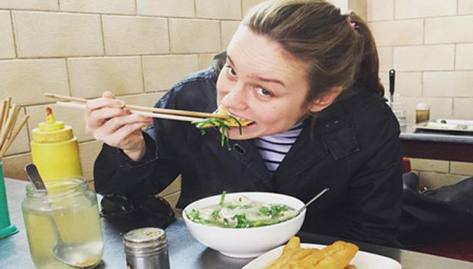 Brie Larson thích thú ăn món mỳ vằn thắn trong một quán ăn ở Hà Nội. Ảnh: Instagram Brie Larson.