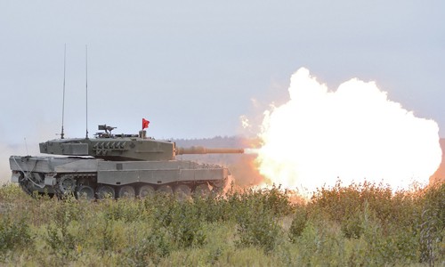 Một chiếc xe tăng Leopard 2 đang khai hỏa. Ảnh: Wikimedia.