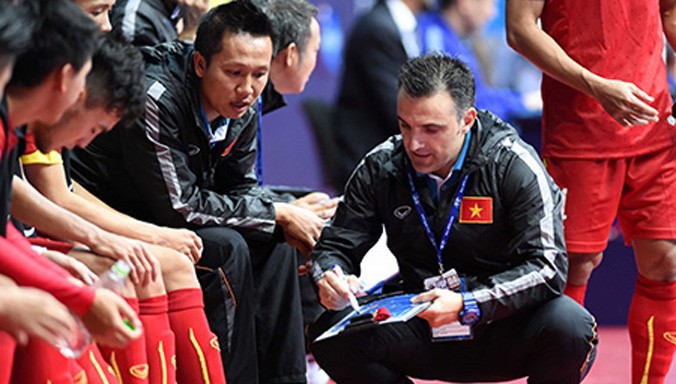 HLV Bruno Garcia thẳng thắn thừa nhận đội tuyển futsal Việt Nam đánh mất sự tập trung, sau khi hoàn thành sứ mệnh lịch sử là vào VCK World Cup. Ảnh: Quang Thắng.