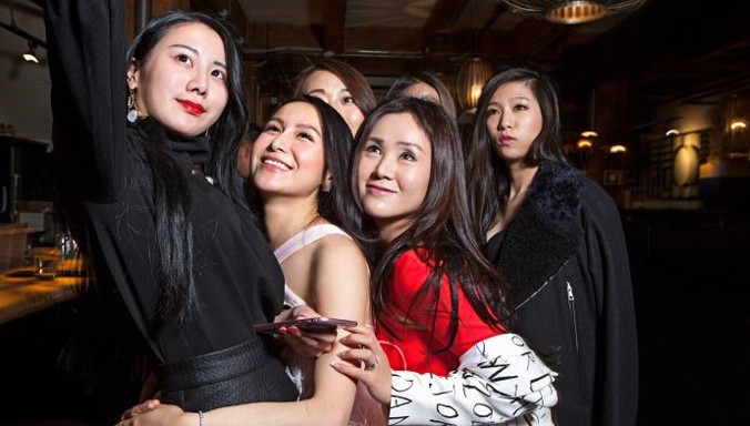 Weymi Cho và những cô bạn tại thành phố Vancouver, Canada. Ảnh: Newyorker.