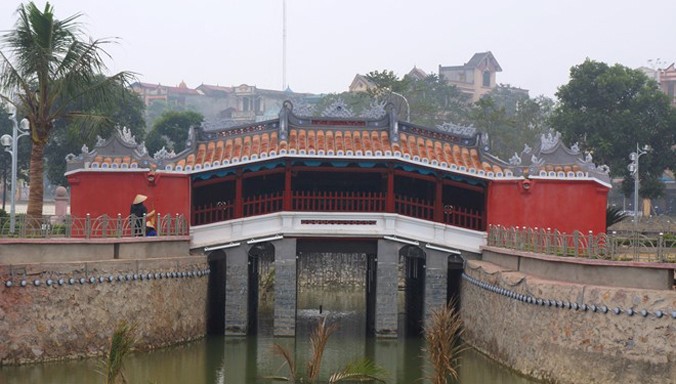 Phiên bản Chùa Cầu Hội An được xây dựng trong công viên Hội An (TP Thanh Hóa) với chiều dài 10 m, rộng 4 m, lòng cầu 2,2 m. 