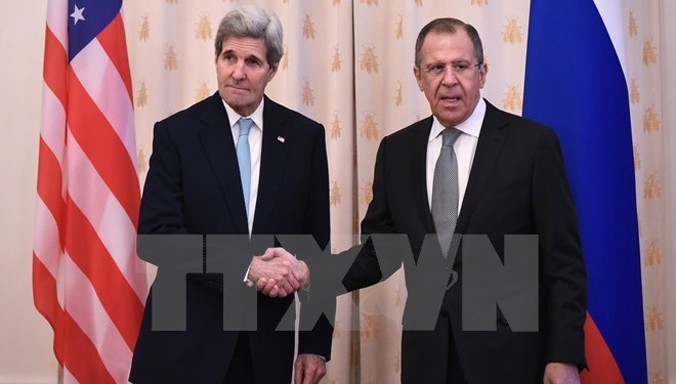 Ngoại trưởng Mỹ John Kerry (trái) và Ngoại trưởng Nga Sergei Lavrov trước cuộc gặp song phương tại Moskva (Nga) ngày 15/12/2015. Ảnh: AFP/TTXVN.