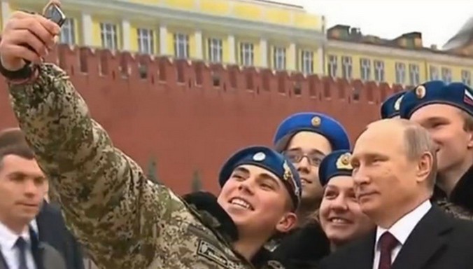 Tổng thống Nga Vladimir Putin chụp ảnh selfie cùng các binh sỹ. Ảnh: Mirror.