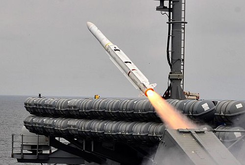 Tên lửa đánh chặn ESSM Block II phóng ra từ tàu chiến Mỹ. Ảnh: Navytimes.