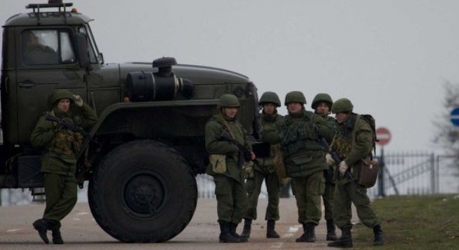 Các tay súng không rõ danh tính phong tỏa đường vào sân bay trong căn cứ Hạm đội Biển Đen ở Sevastopol, Crimea. Ảnh: AP.